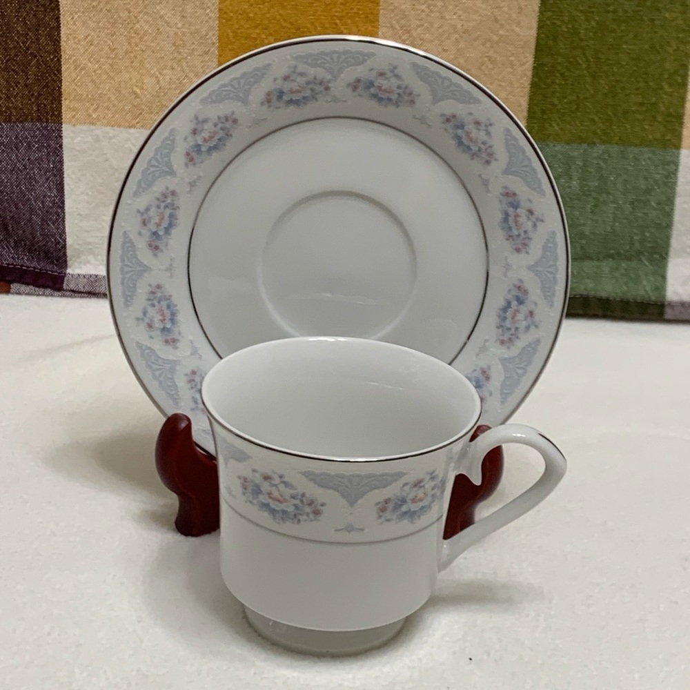 SILVERIE FINE CHINA TEA CUP & SAUCER SET - FLORAL LACE